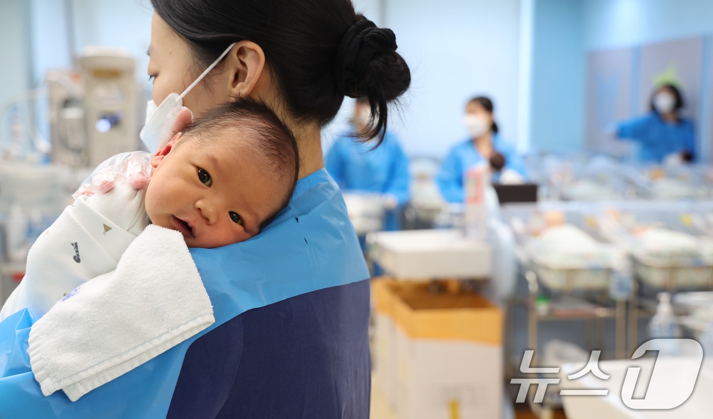 On April 22, nurses are caring for newborns in the neonatal unit at Ilsan Cha Hospital, part of Cha University of Medicine in Goyang, Gyeonggi Province 2026.4.22 / News1
