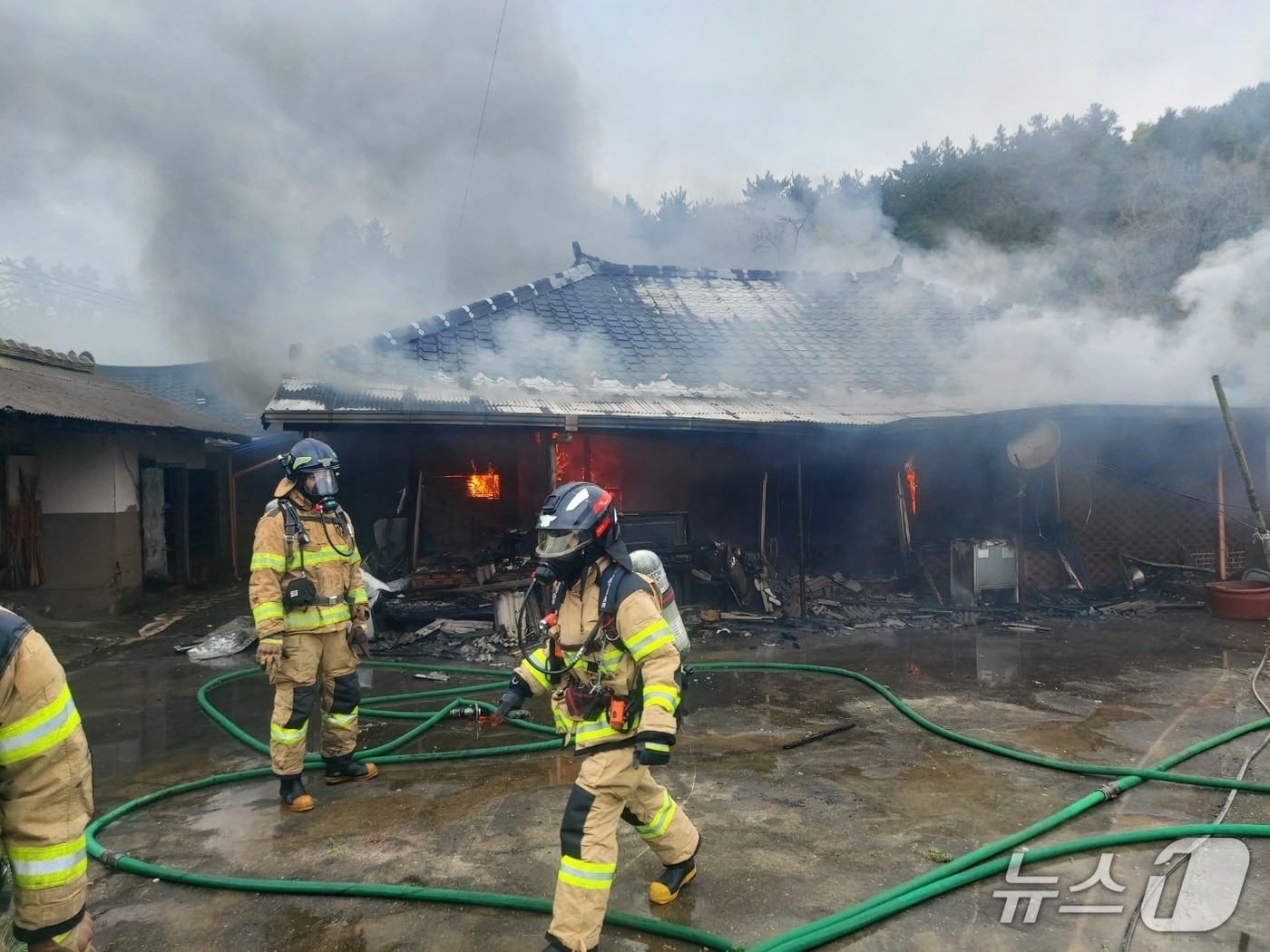 22일 오후 2시 21분쯤 전남 완도군 고금면의 한 주택에서 불이 나 소방당국이 화재를 진화하고 있다.(전남소방본부 제공. 재판매 및 DB 금지)