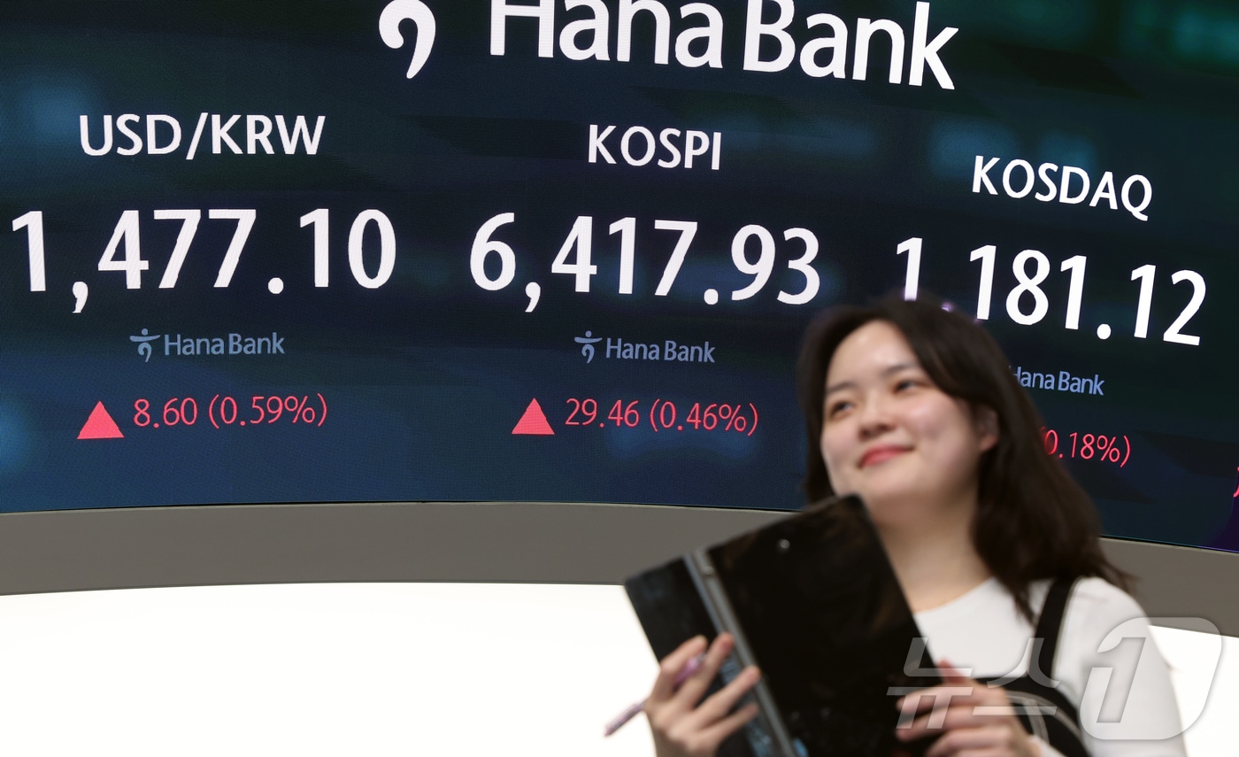 22일 오후 서울 중구 하나은행 딜링룸 전광판에 코스피지수 증시 종가 시황이 나타나고 있다. 2026.4.22 ⓒ 뉴스1 김진환 기자