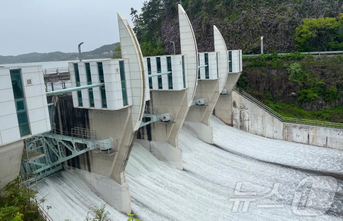 한국농어촌공사 전남지역본부(본부장 김재식)는 22일 나주호에서 한 해 농사의 시작을 알리고 안전 영농을 기원하는 '2026년 전남 대표 통수식'을 개최했다.(농어촌공사 제공, 재배포 및 DB 금지) ⓒ 뉴스1