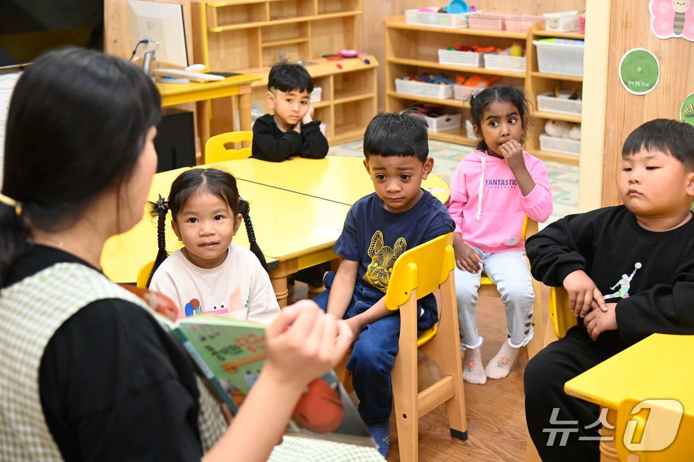 대구 달성군 논공읍의 한 어린이집에서 외국인 아동들이 수업을 듣고 있다.(대구 달성군 제공. 재판매 및 DB금지)