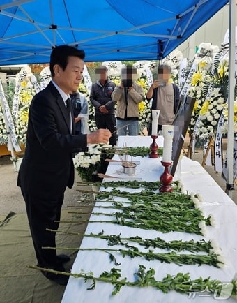 조규일 진주시장이 22일 민주노총 화물연대 사망 조합원의 임시 분향소에서 고인을 조문하고 있다. 2026.4.22/한송학기자