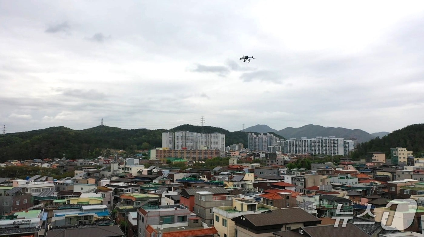 울산 중구가 열화상 감지기가 탑재된 드론이 건물 상태를 확인하고 있다.(울산 중구 제공. 재판매 및 DB금지)/뉴스1