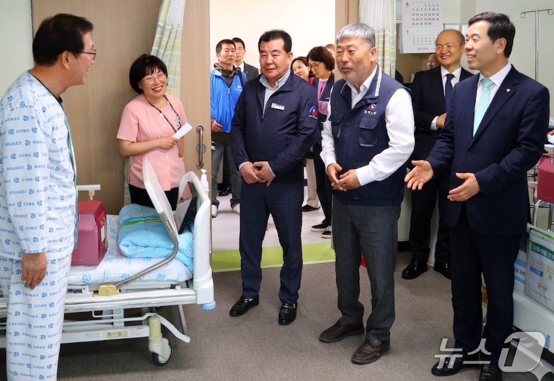 박종길 근로복지공단 이사장(오른쪽 첫 번째)과 김동명 한국노총 위원장(오른쪽 두 번째)이 22일 근로복지공단 대전병원을 방문해 치료 중인 산재노동자를 위문하고 있다. (근로복지공단 제공. 재판매 및 DB 금지) /뉴스1