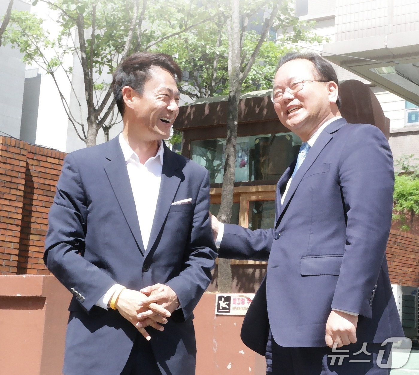 박정권 민주당 대구 수성구청장 예비후보(왼쪽)는 22일 김부겸 예비후보의 1호 공약과 발맞춰 수성구를 글로벌 AI(인공지능) 산업의 거점으로 재편하는 'AI 신도시' 구상을 구체화했다고 밝혔다. (박정권 예비후보 측 제공. 재판매 및 DB 금지)/뉴스1