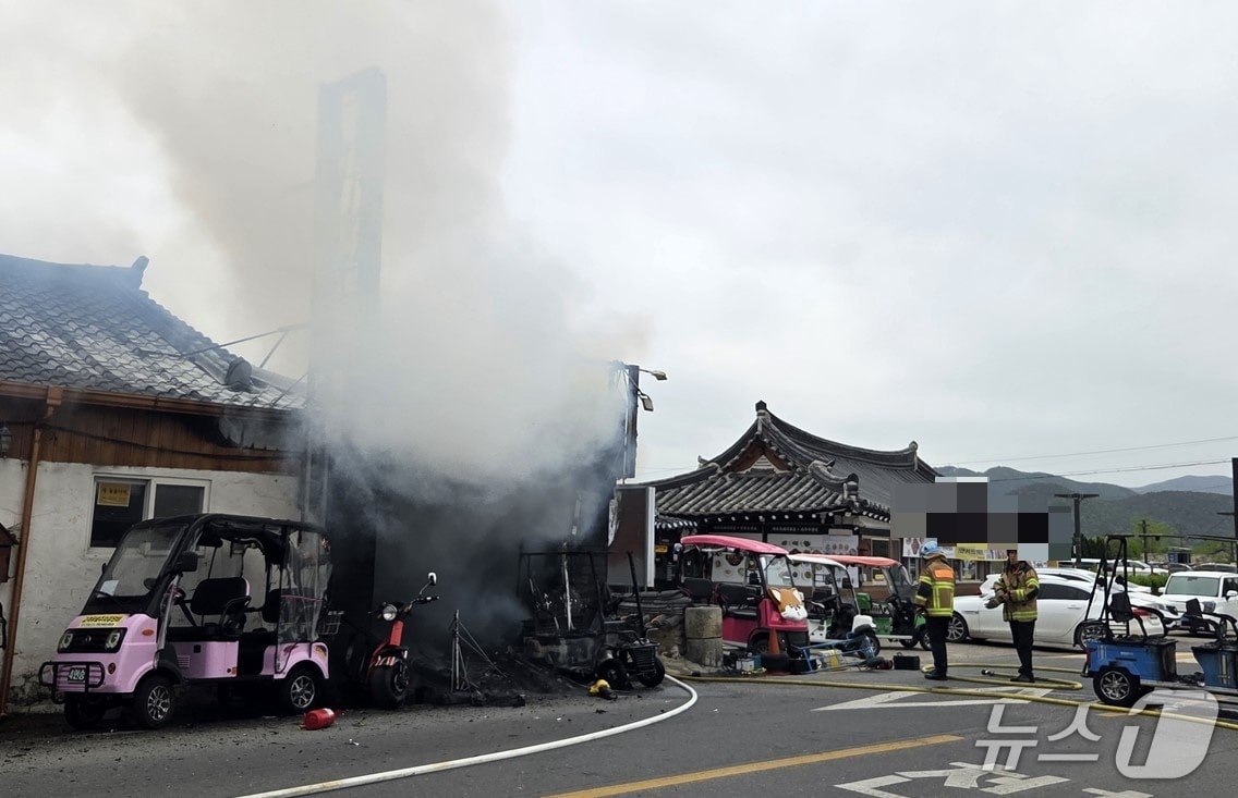 22일 오후 1시 9분쯤 경북 경주시 황남동 황리단길의 전동차 대여 사무실에서 불이 나 소방대원들이 물을 뿌리고 있다.(경북소방본부 제공.재판매 및 DB 금지)2026.4.22/뉴스1