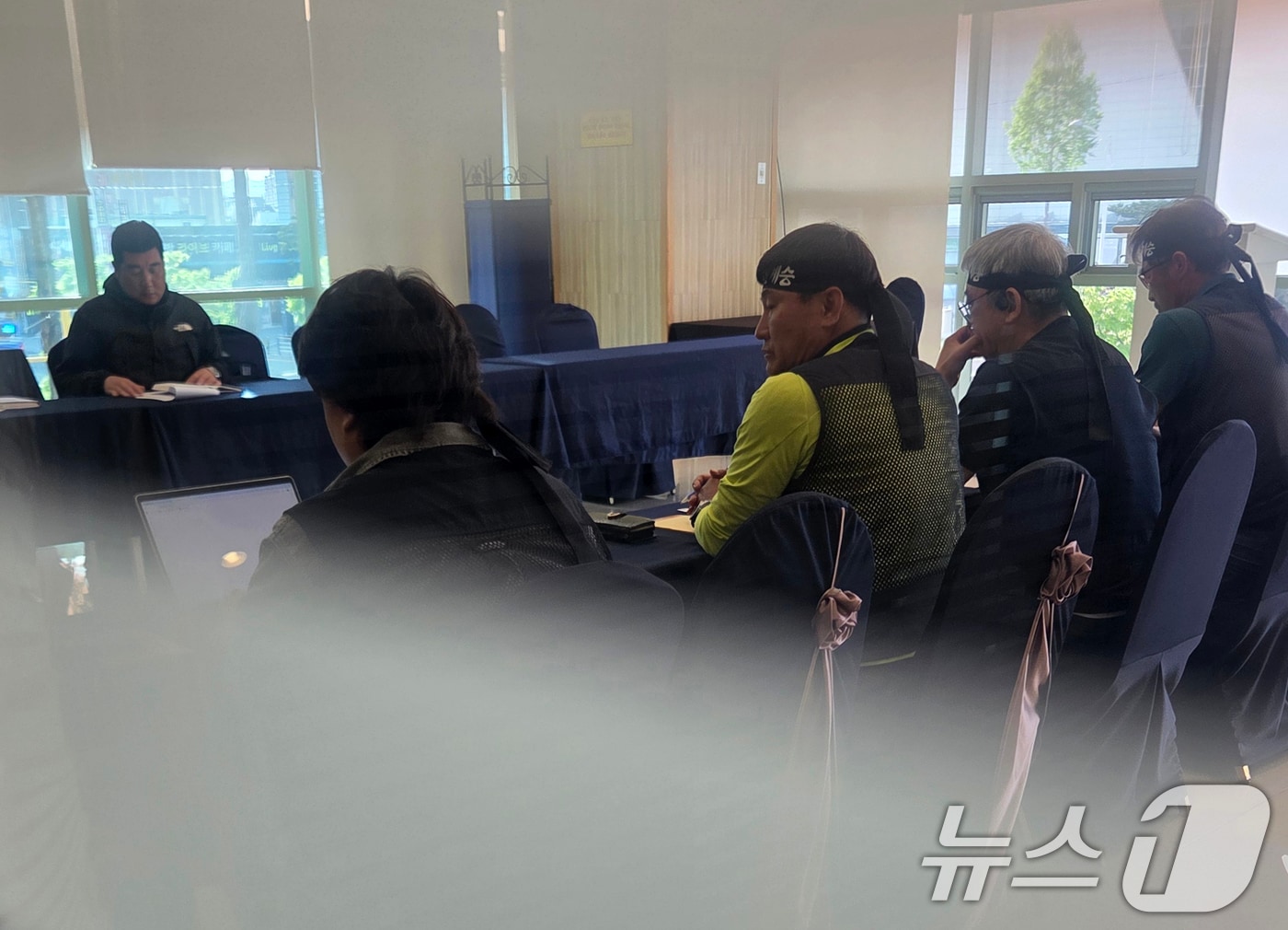 처우개선과 직접 교섭을 놓고 충돌을 빚고 있는 화물연대와 BGF로지스가 22일 대전 동구 한 호텔에서 비공개 실무교섭 상견례를 진행하고 있다. 2026.4.22 ⓒ 뉴스1 김기태 기자