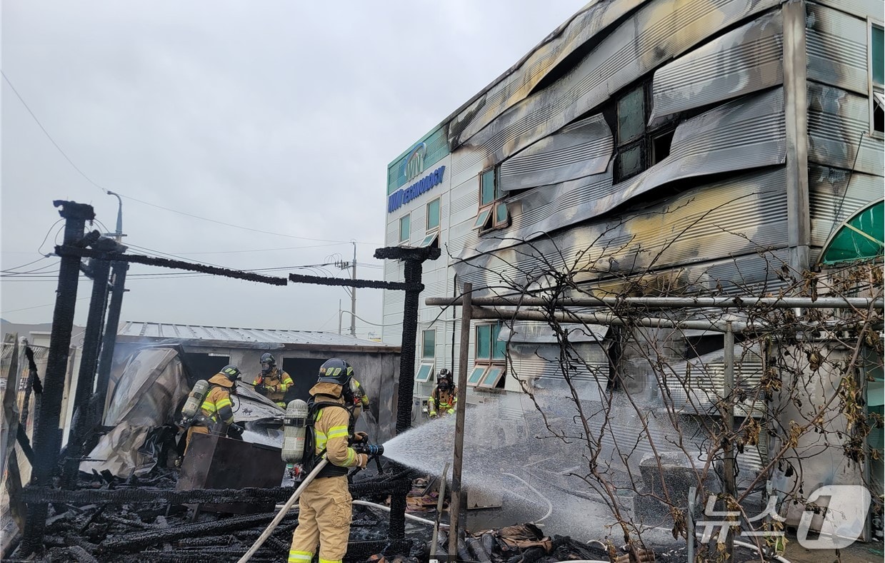 22일 오전 8시 40분쯤 경북 구미시 산동읍의 한 방산업체에서 소방 대원들이 물을 뿌리고 있다.(경북소방본부 제공. 재판매 및 DB 금지)2026.4.22/뉴스1