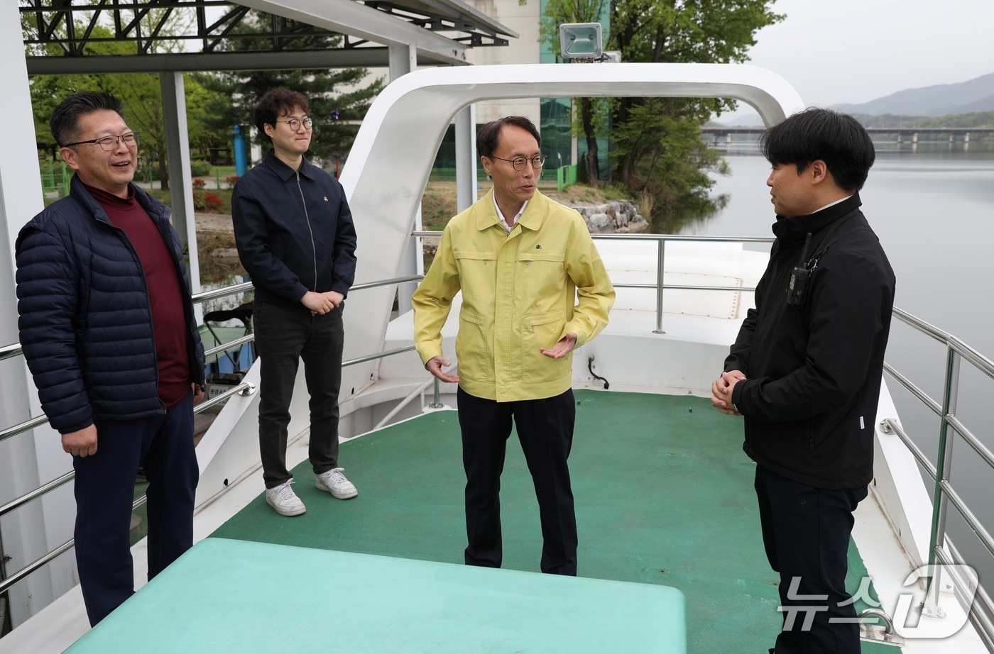 이승환 청장이 22일 양평군 한강통합물환경센터 팔당호 생태학습선에서 안전관리 현황을 살펴보고 있다.(한강청 제공)