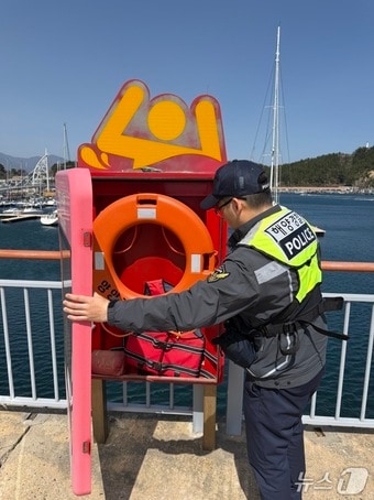 연안사고 위험구역에서 안전 점검을 하고 있는 속초해경.(속초해경 제공, 재판매 및 DB 금지)