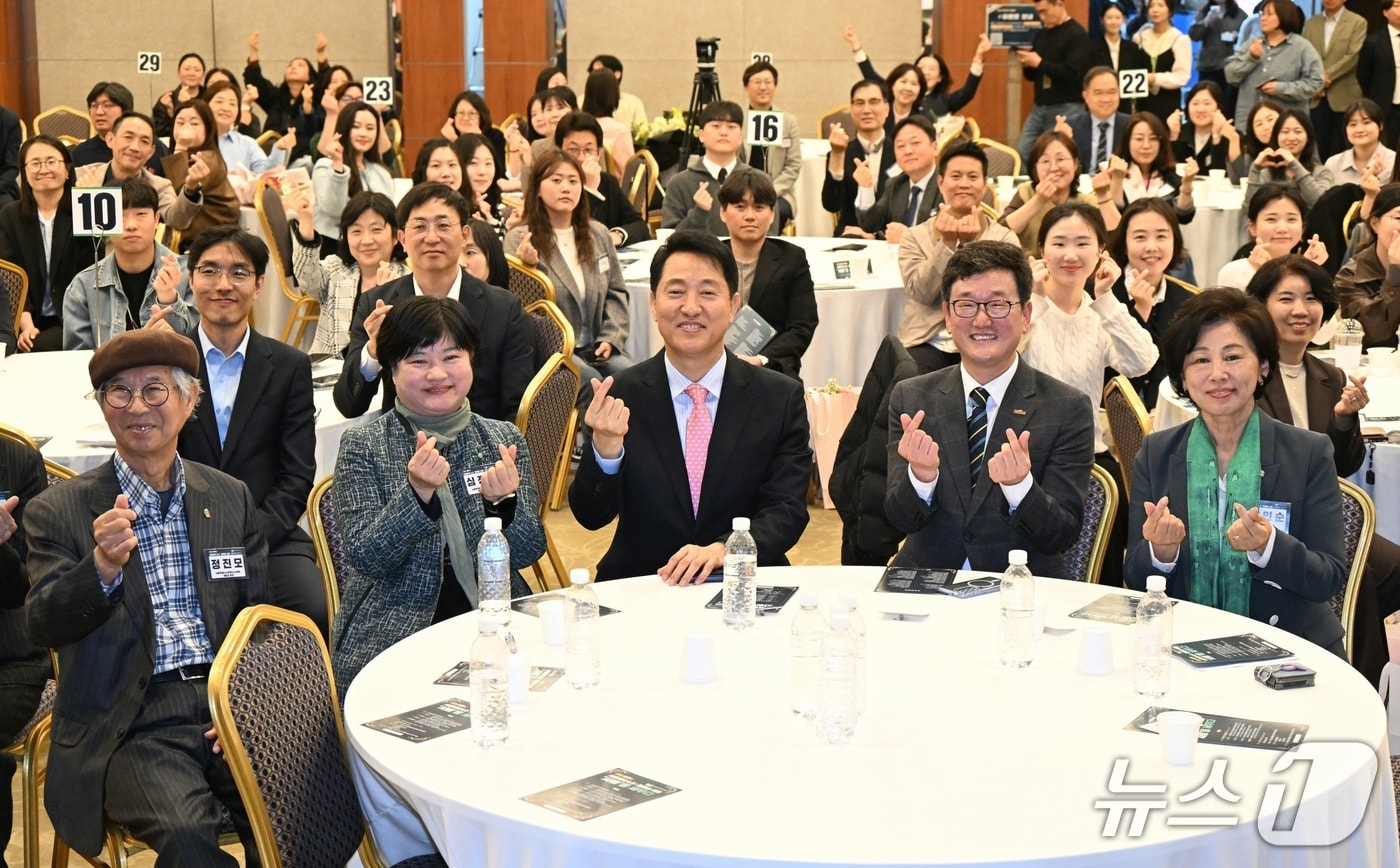 오세훈 서울시장이 22일 용산구 백범김구기념관에서 열린 '서울시사회복지사협회 창립 40주년 기념행사'에서 기념사진을 촬영하고 있다.(서울시 제공)