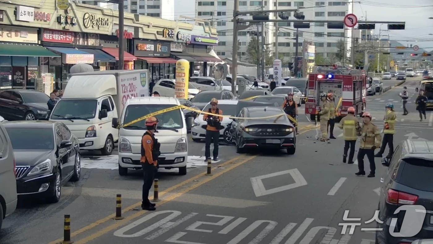 22일 오후 5시 8분께 전북 전주시 완산구 삼천동의 한 왕복 4차로 도로에서 차량 5대가 부딪치는 사고가 발생했다.(전북소방본부 제공. 재판매 및 DB금지)