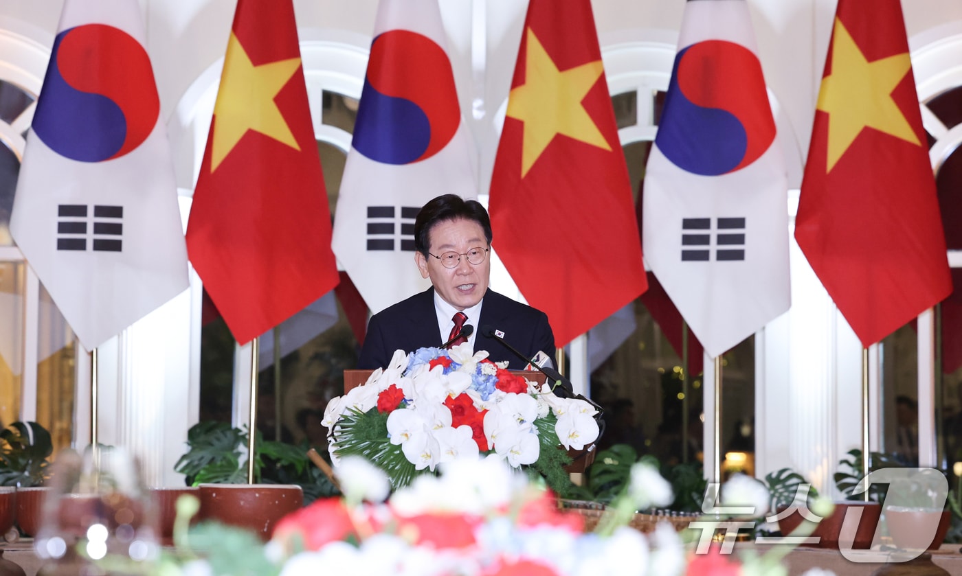 이재명 대통령이 22일(현지시간) 하노이 영빈관에서 열린 또 럼 베트남 당 서기장 겸 국가주석 주최 국빈만찬에서 건배사를 하고 있다. 2026.4.23 ⓒ 뉴스1 이재명 기자