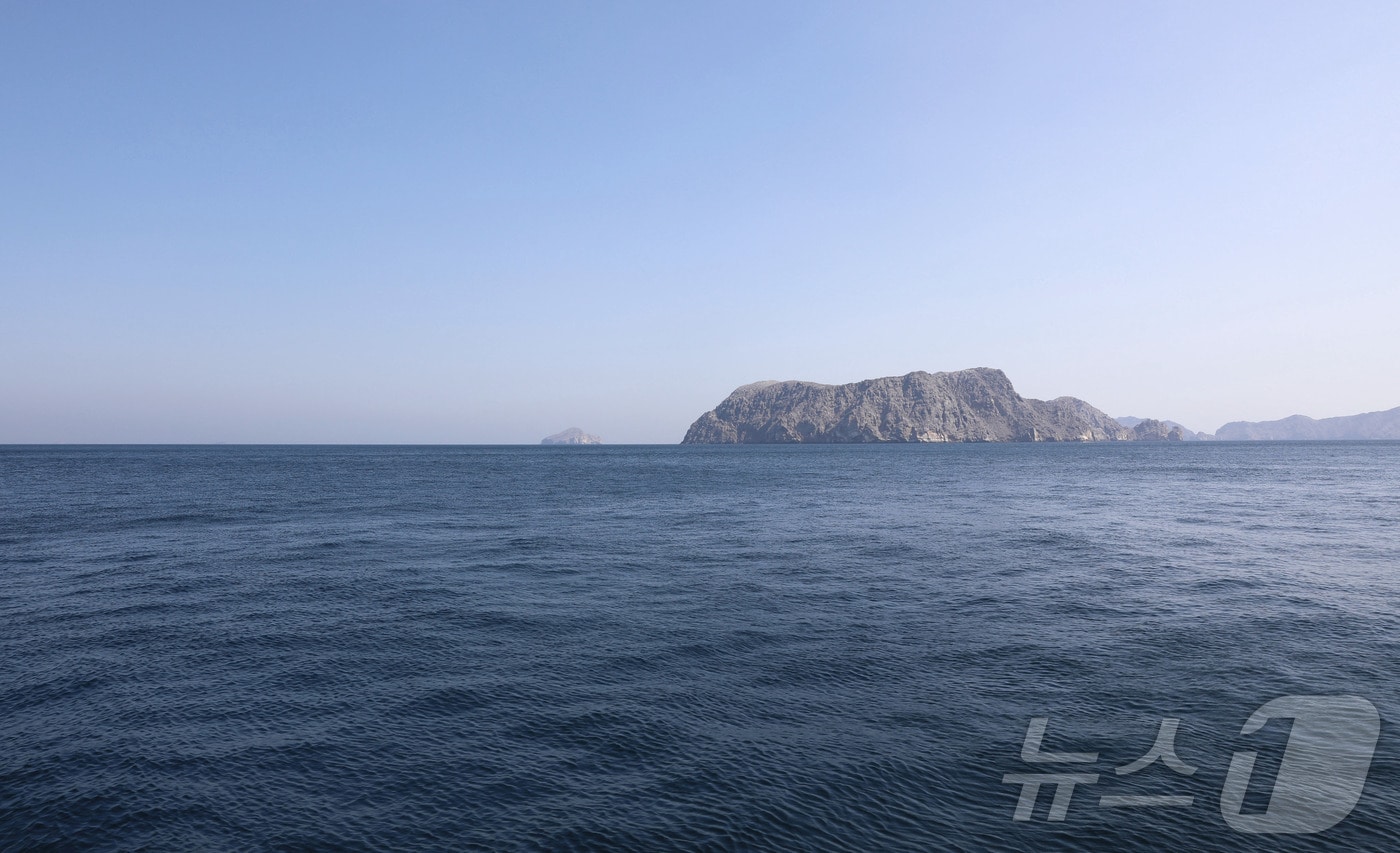 작년 2월 19일 호르무즈 해협을 촬영한 사진. 2026.04.17. ⓒ 신화=뉴스1