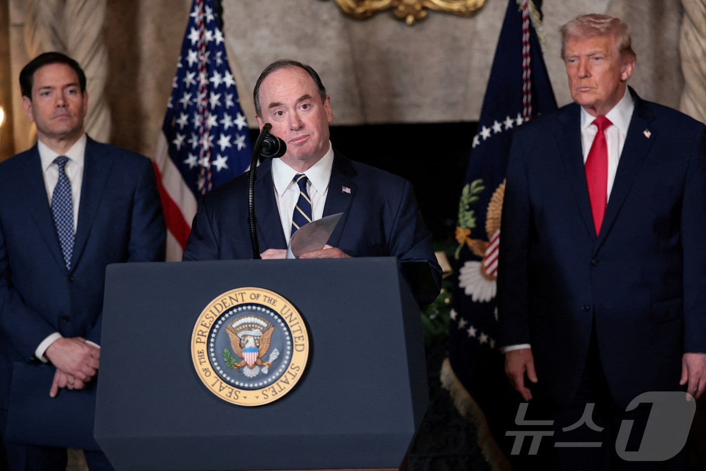 존 펠런 미국 해군 장관(가운데)와 도널드 트럼프 대통령(오른쪽) 2026.04.23. ⓒ 로이터=뉴스1