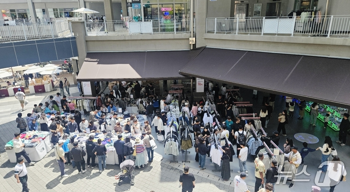 대구 롯데아울렛은 오는 24일부터 5월5일까지 '슈퍼 해피 페스타'를 진행한다. 사진은 롯데아울렛 이시아폴리스점 1층 광장 행사장 모습.(롯데백화점 제공, 재판매 및 DB 금지)