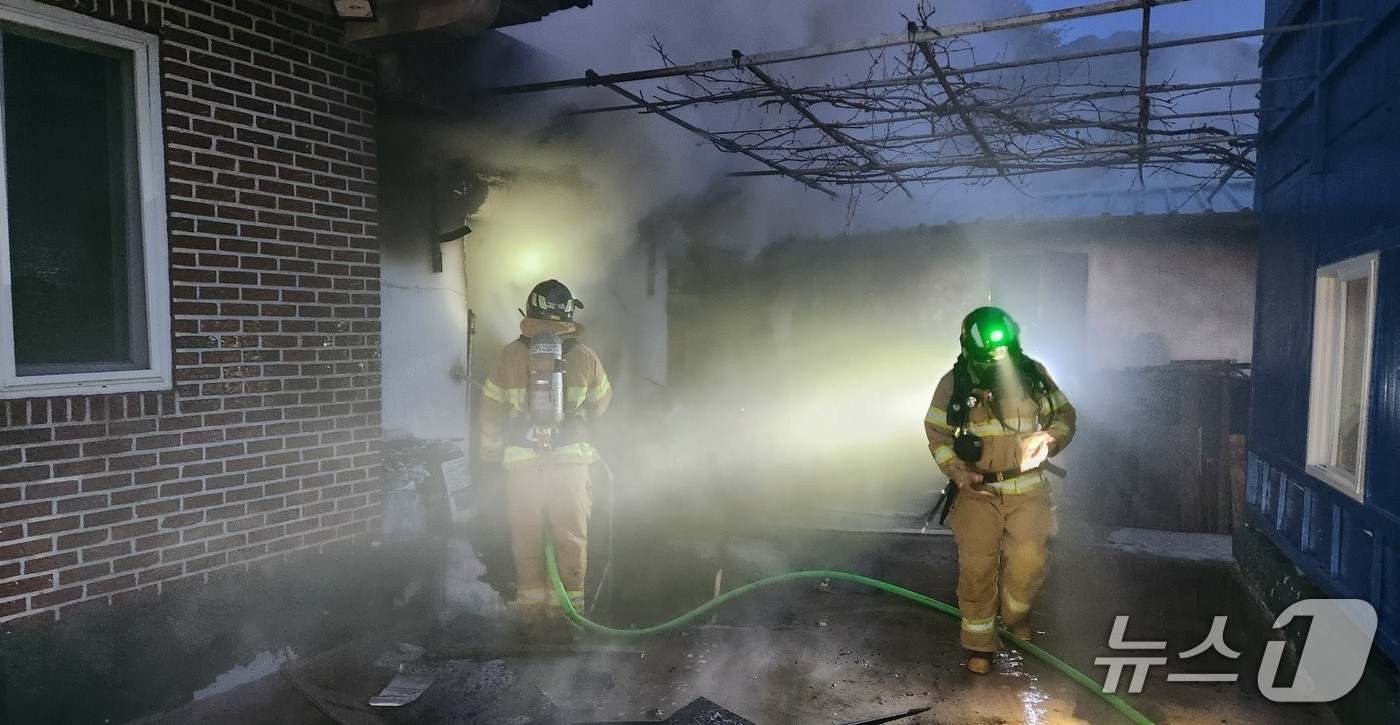23일 오전 4시 54분쯤 경북 성주군 금수강산면의 단독주택에서 불이 나 소방대원들이 진화하고 있다.(경북소방본부 제공. 재판매 및 DB 금지)2026.4.23/뉴스1