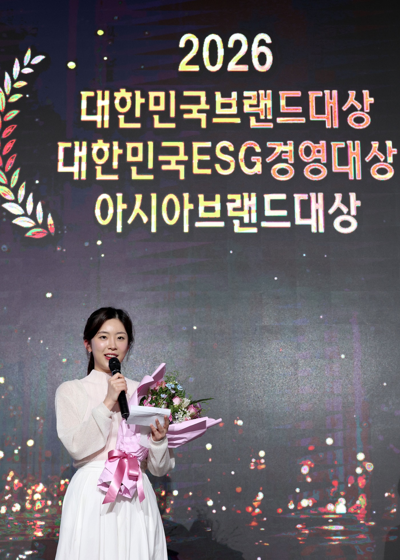 프로당구가 스포츠종목 최초 대한민국 브랜드대상을 수상했다. LPBA 선수 정수빈이 수상자로 함께 해 수상 소감을 전하고 있다.(PBA 제공)  