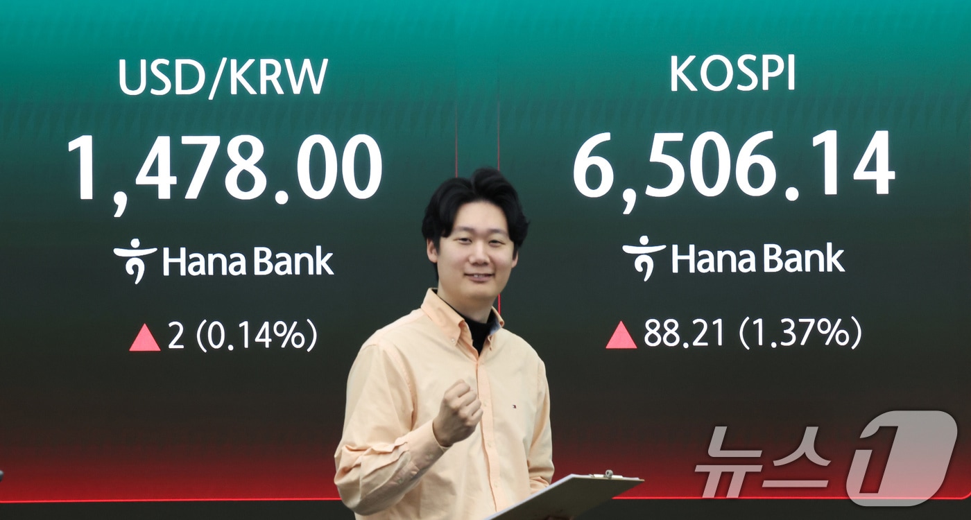 코스피가 연일 최고치를 경신하며 상승 출발한 23일 오전 서울 중구 하나은행 딜링룸에 원·달러 환율, 코스피 지수가 표시되고 있다. 이날 코스피는 전 거래일 대비 70.90포인트(1.10%) 상승한 6488.83에, 원·달러 환율은 2.0원 오른 1478.0원에 출발했다. 2026.4.23 ⓒ 뉴스1 임지훈 인턴기자