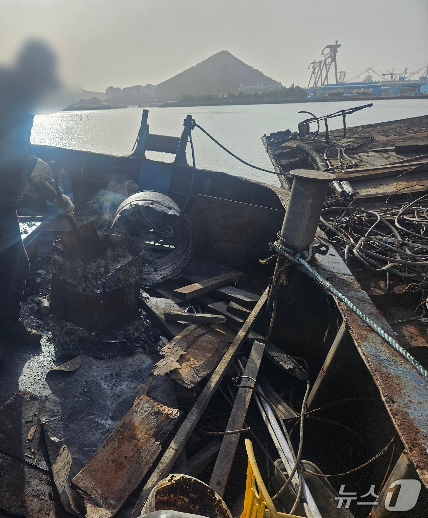 선박에서 불법으로 생활쓰레기를 소각하는 모습. (목포해경 제공. 재판매 및 DB 금지)