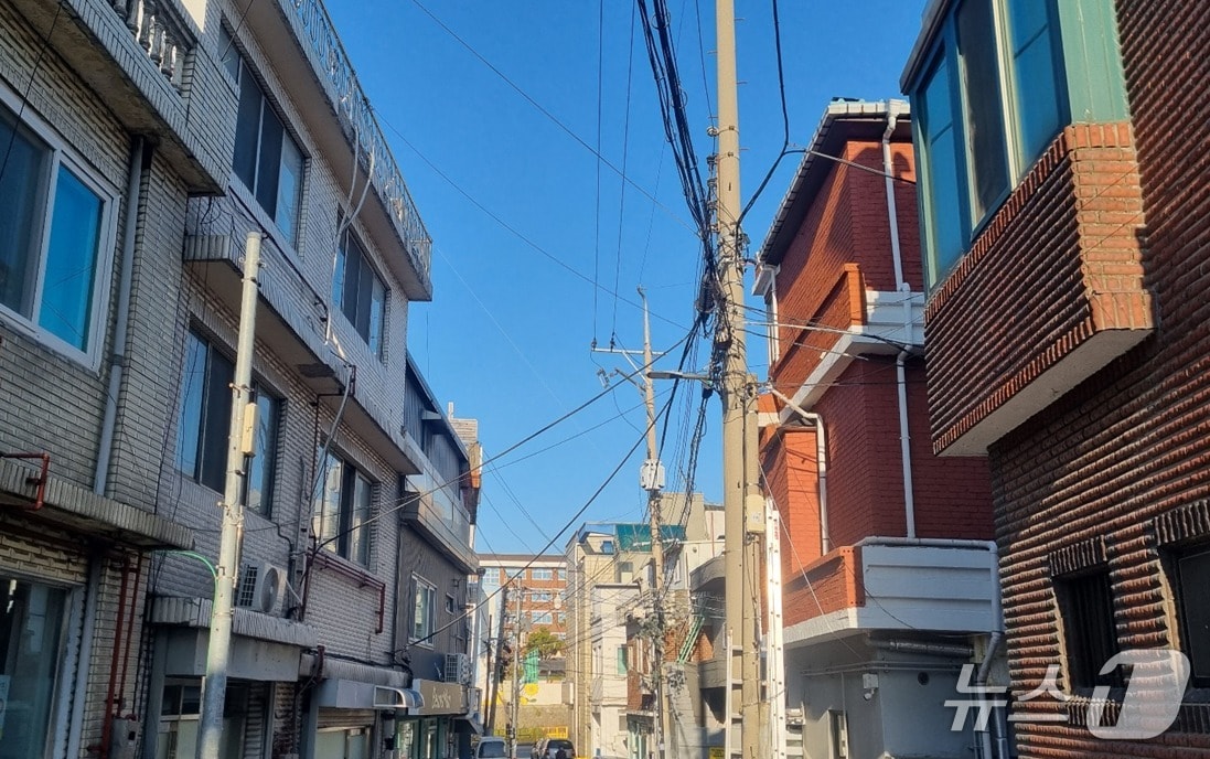 도로와 건물에 얽히고 설킨 공중케이블 (인천시 제공.재판매 및 DB금지)