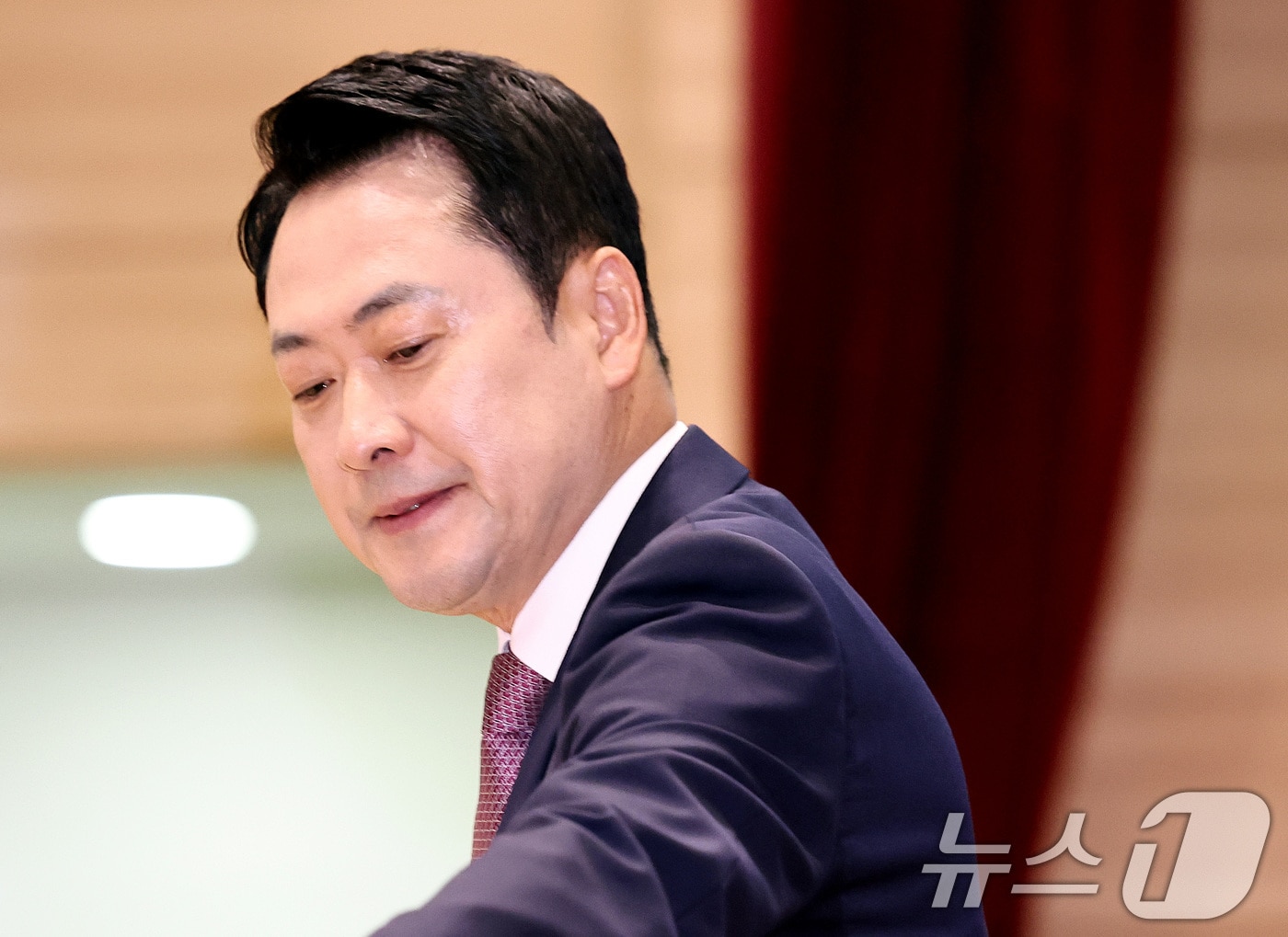 장동혁 국민의힘 대표가 23일 오전 서울 여의도 국회의원회관에서 'AI·디지털 전환 시대, 직업훈련의 품질개선과 혁신, 지원개선 방안'을 주제로 열린 세미나에 참석하고 있다. 장 대표는 이날 앞서 열린 최고위원회의에서 "6·3 지방선거를 앞두고 지금부터 발생하는 해당 행위에는 강력한 조치를 취하겠다＂고 경고했다. 2026.4.23 ⓒ 뉴스1 구윤성 기자