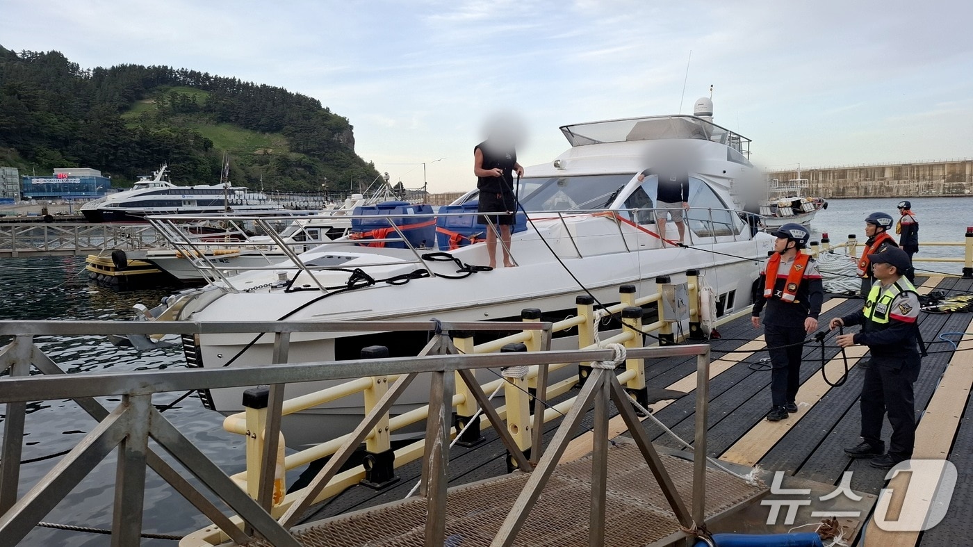 울릉 저동항으로 입항한 러시아 요트.(동해해경 제공 재판매 및 DB 금지) 2026.4.23/뉴스1