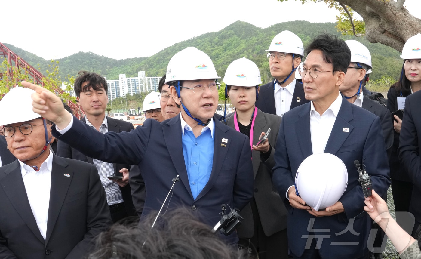 김민석 국무총리가 23일 2026여수세계섬박람회 진모지구 주행사장 현장을 김영록 전라남도지사와 방문, 주요시설 추진상황 등을 점검하고 있다.(전남도 제공. 재판매 및 DB금지) 2026.4.23 ⓒ 뉴스1 전원 기자