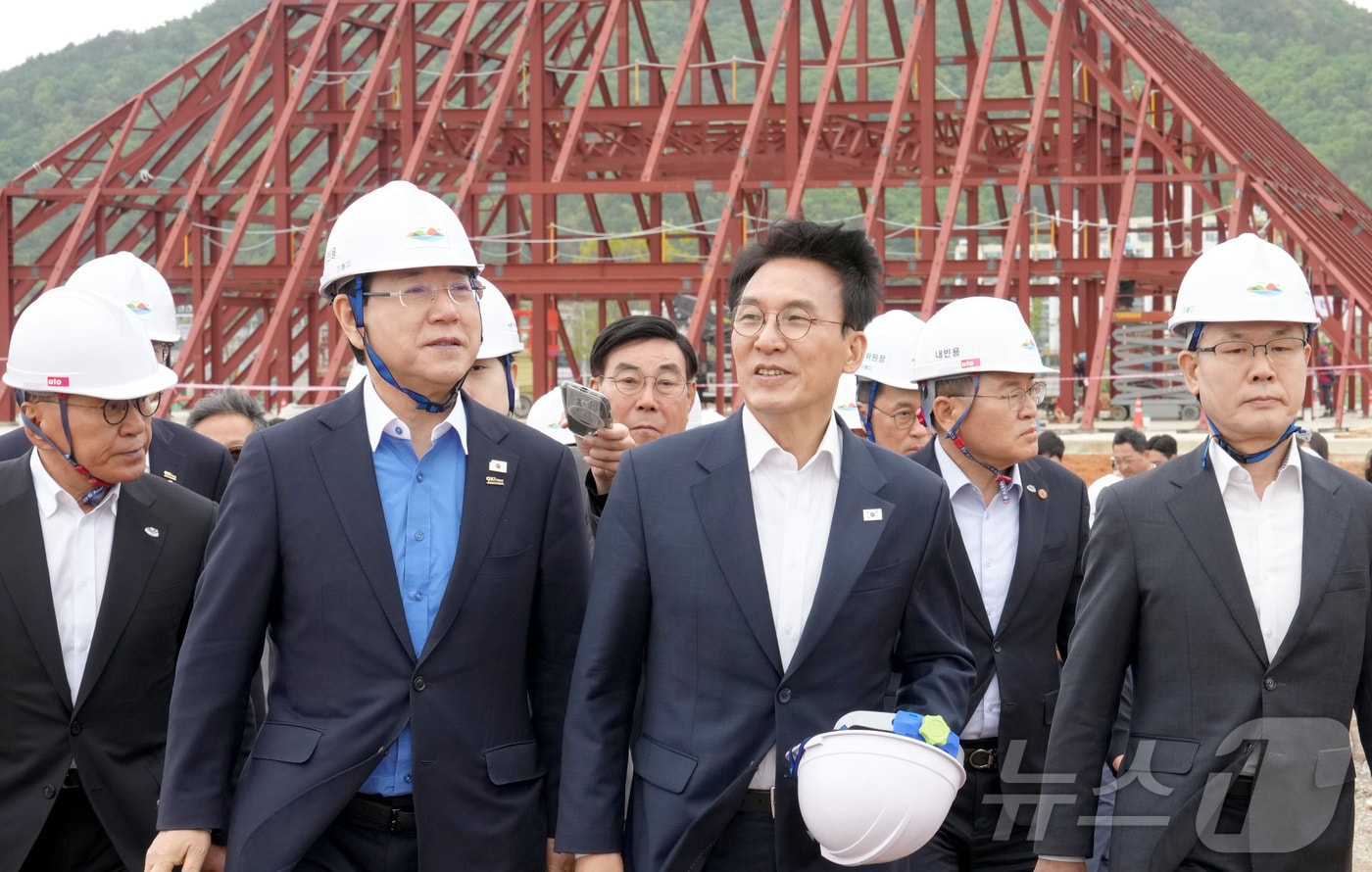 김민석 국무총리가 23일 2026여수세계섬박람회 진모지구 주행사장 현장을 김영록 전라남도지사와 방문, 주요시설 추진상황 등을 점검하고 있다.(전남도 제공. 재판매 및 DB금지) 2026.4.23 ⓒ 뉴스1