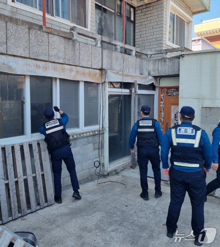 빈집을 점검하고 있는 울산 경찰.(울산경찰청 제공. 재판매 및 DB금지)/뉴스1