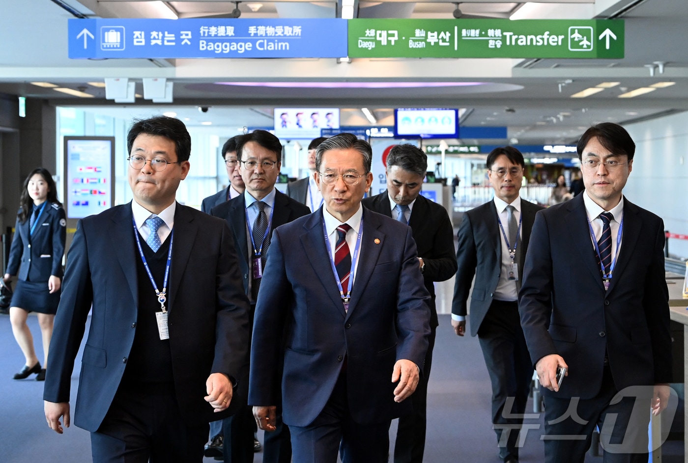 정성호 법무부 장관이 23일 오전 인천국제공항 1터미널에서 김정도 인천공항출입국·외국인청 청장의 안내를 들으며 현장점검을 하고 있다. 2026.4.23 ⓒ 뉴스1 공항사진기자단