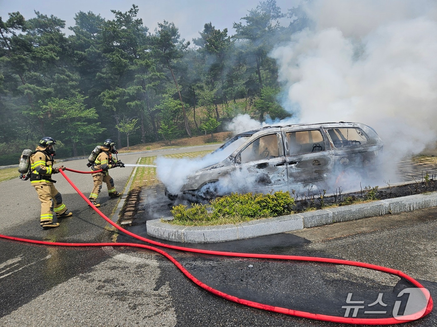 23일 오전 11시 46분쯤 경북 상주시 사벌국면 경천대 주차장에 주차된 승합차에서 불이 나 소방 대원들이 불을 끄고 있다.(경북소방본부 제공 재판매 및 DB 금지)2026.4.23/뉴스1