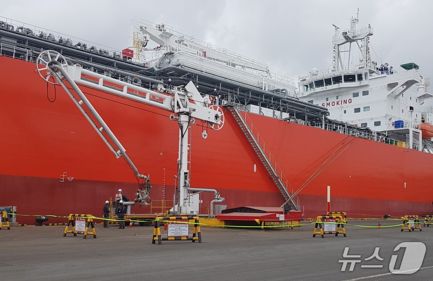 23일 울산항에서 암모니아 추진 선박에 대한 연료 공급 실증을 진행하는 모습.(울산해수청 제공. 재판매 및 DB금지)/뉴스1