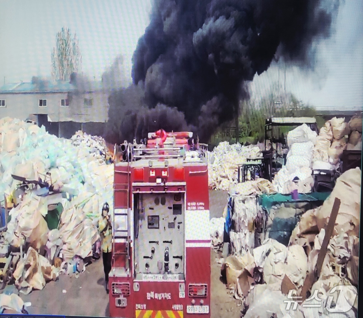 23일 오후 1시 55분께 전북 군산시 내흥동의 한 폐기물 처리 업체에서 불이 났다.(전북소방본부 제공. 재판매 및 DB금지)