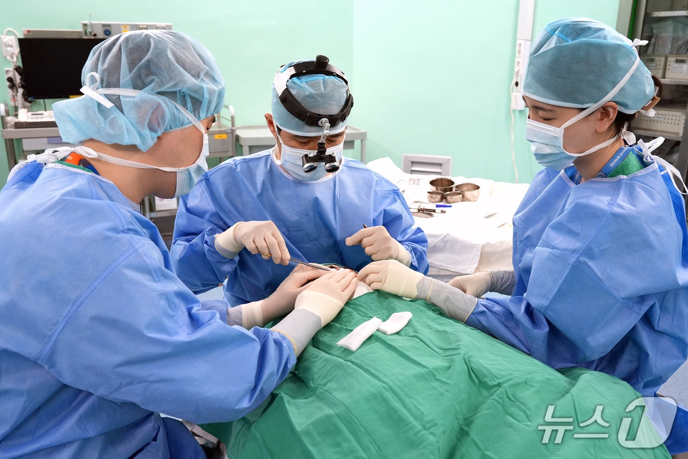 단국대병원 피부과 박병철 교수가 수술을 집도하는 모습. (단국대병원 제공. 재판매 및 DB금지)