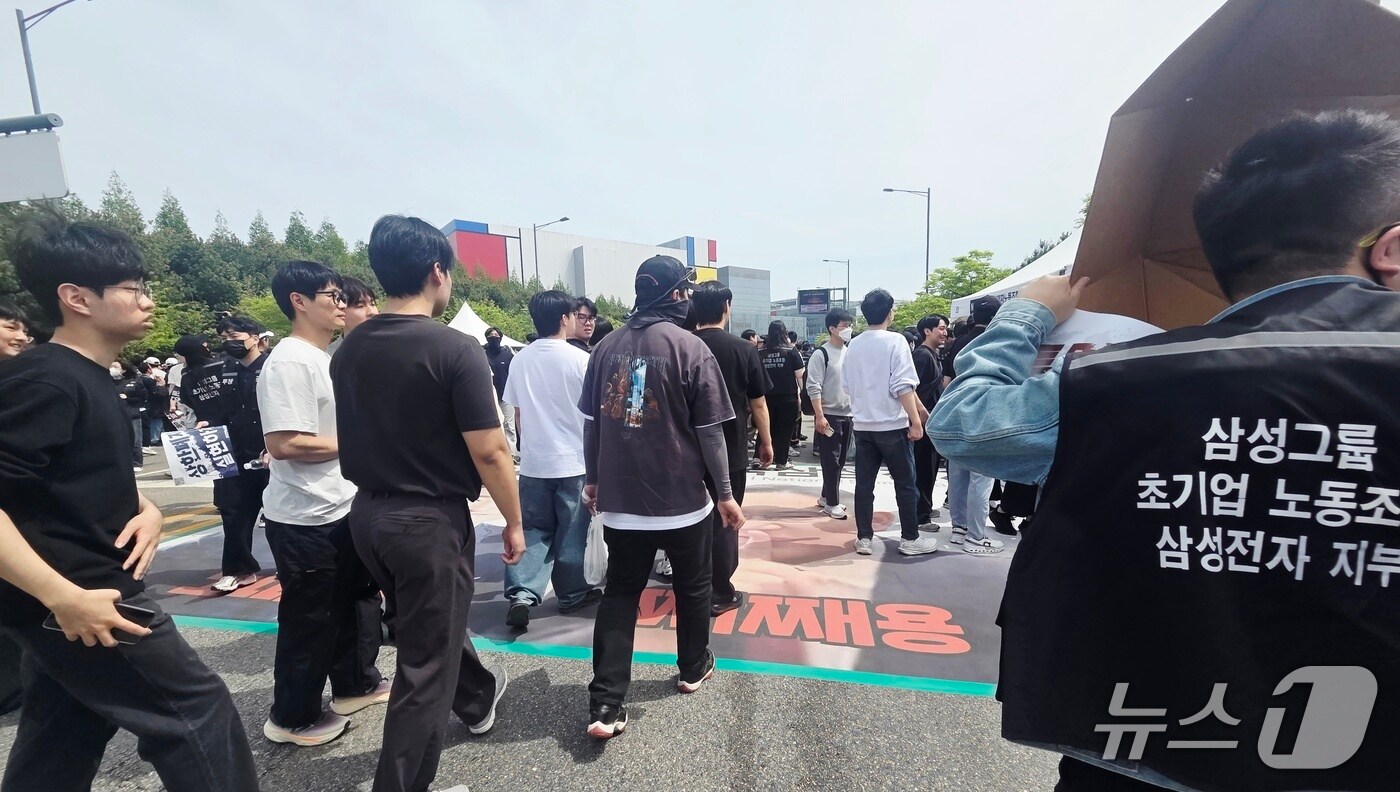 삼성전자 노조 3만 명 집결, “경영진 얼굴 밟고 가라” 충격 퍼포먼스