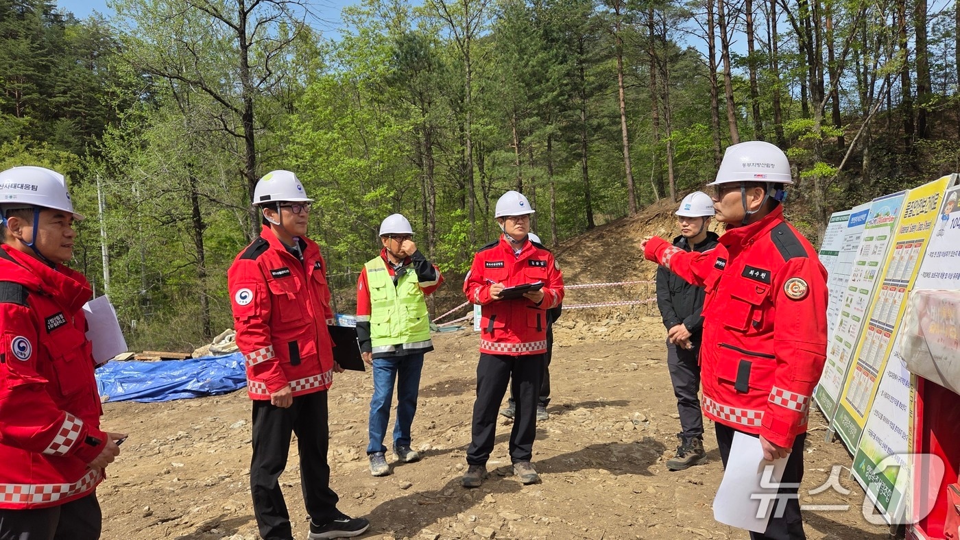 23일 강원 양양군 사방댐 시설사업 현장을 찾은 최수천 동부지방산림청장(사진 오른쪽)이 작업 간 안전을 강조하고 있다.(동부산림청 제공, 재판매 및 DB 금지) 2026.4.23/뉴스1