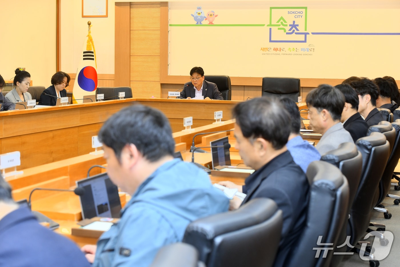 23일 강원 속초시청 디지털상황실에서 배상요 시장 권한대행 주재로 열린 2027년 국·도비 예산확보 추진 상황 보고회.(속초시 제공, 재판매 및 DB 금지) 2026.4.23/뉴스1