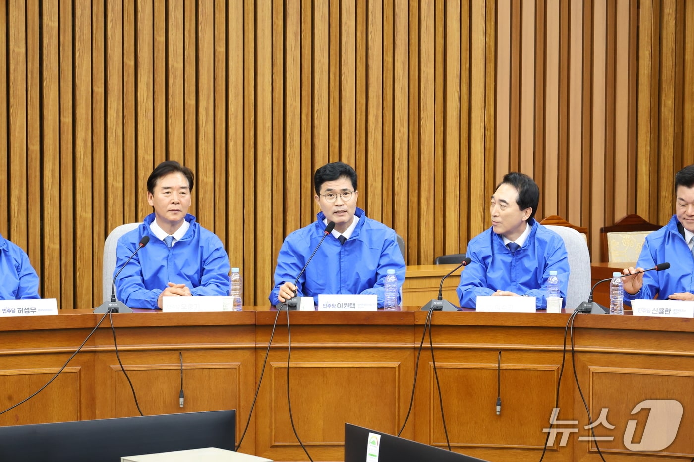 23일 이원택 민주당 전북도지사 후보(왼쪽 두번째)가 중앙당에서 열린 광역단체장 후보 합동기자회견에서 발언을 하고 있다.(의원실제공, 재판매 및 DB금지)2026.4.23/뉴스1