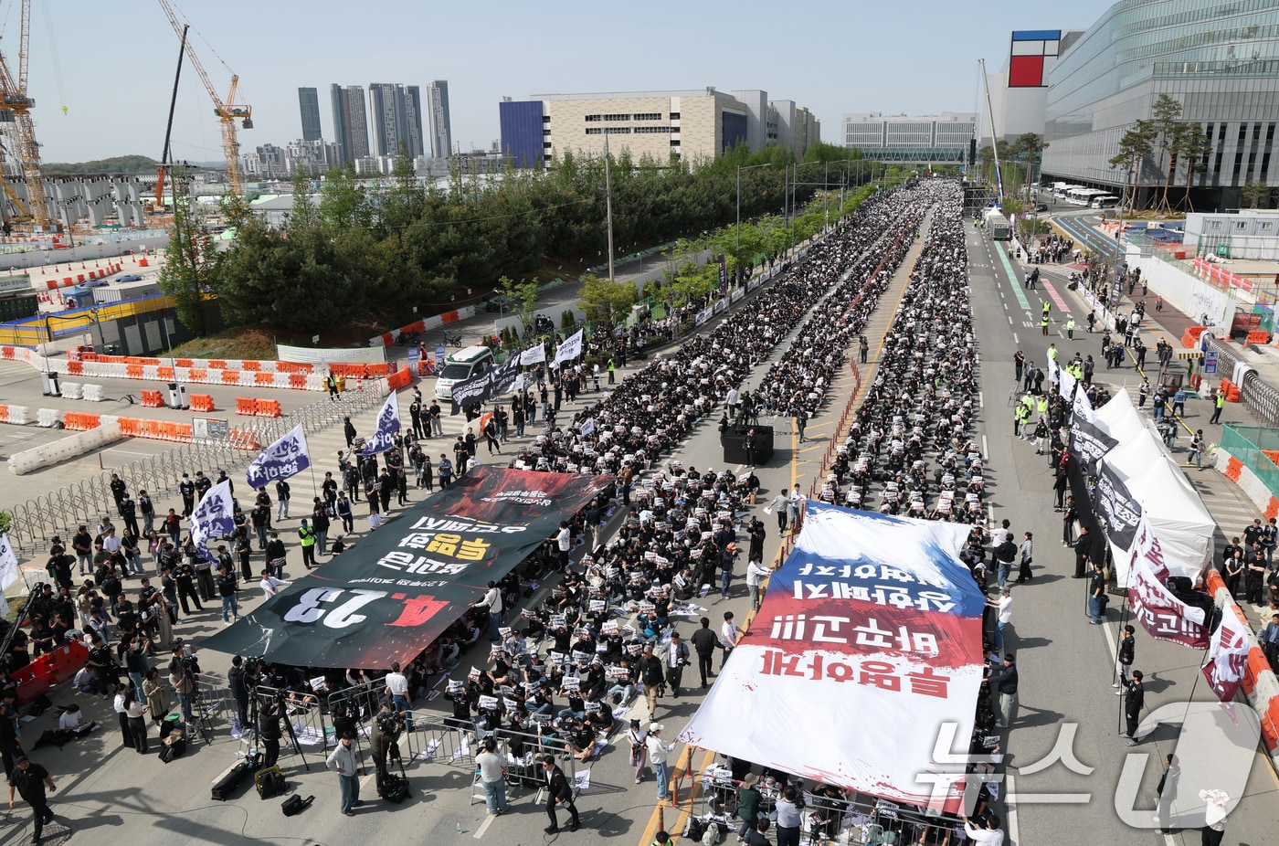 23일 경기 평택시 고덕동 삼성전자 평택캠퍼스에서 열린 삼성전자 노동조합 공동투쟁본부 '4·23 투쟁 결의대회'에서 조합원들이 구호를 외치고 있다. 2026.4.23 ⓒ 뉴스1 김영운 기자