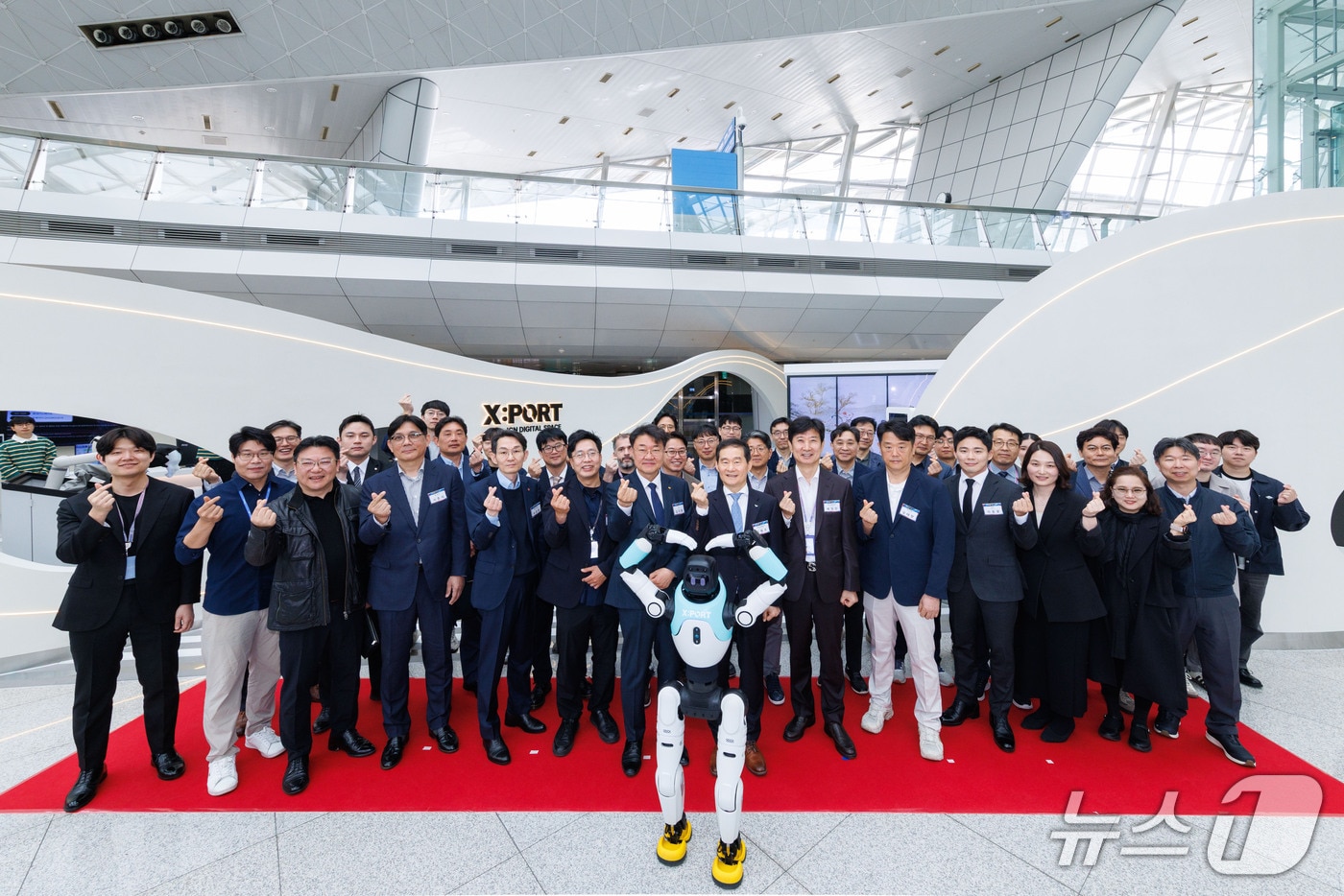 23일 오전 인천공항 제1여객터미널 교통센터에서 진행된 ‘엑스포트 개관 기념행사’ 에서 참석자들이 기념 촬영을 하고 있다.(인천공항공사 제공. 재배포 및 DB금지)2026.4.23/뉴스1