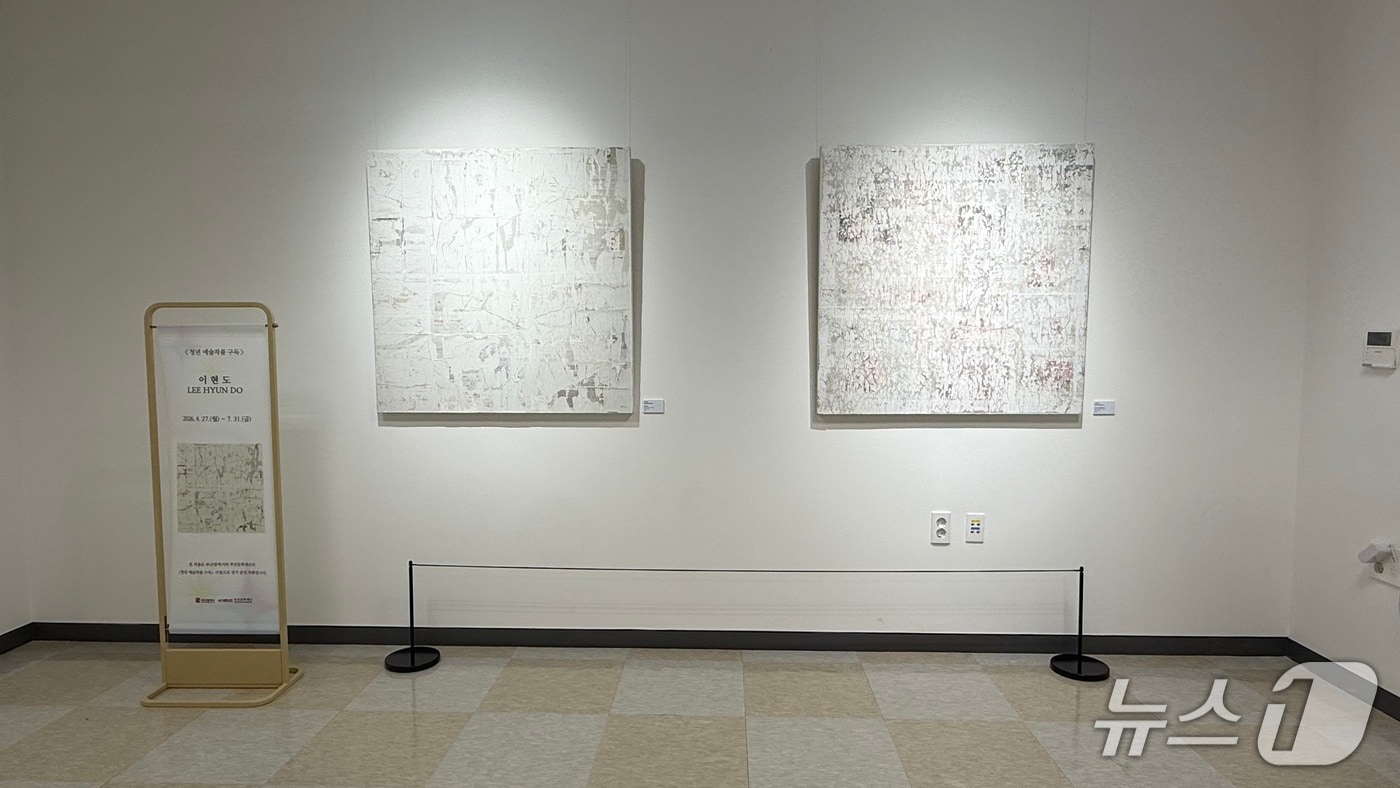 '2026 청년예술작품 구독 전시' 사업을 통해 해진공 사옥에 걸린 이현도 작가의 작품들 (해진공 제공. 재판매 및 DB금지)