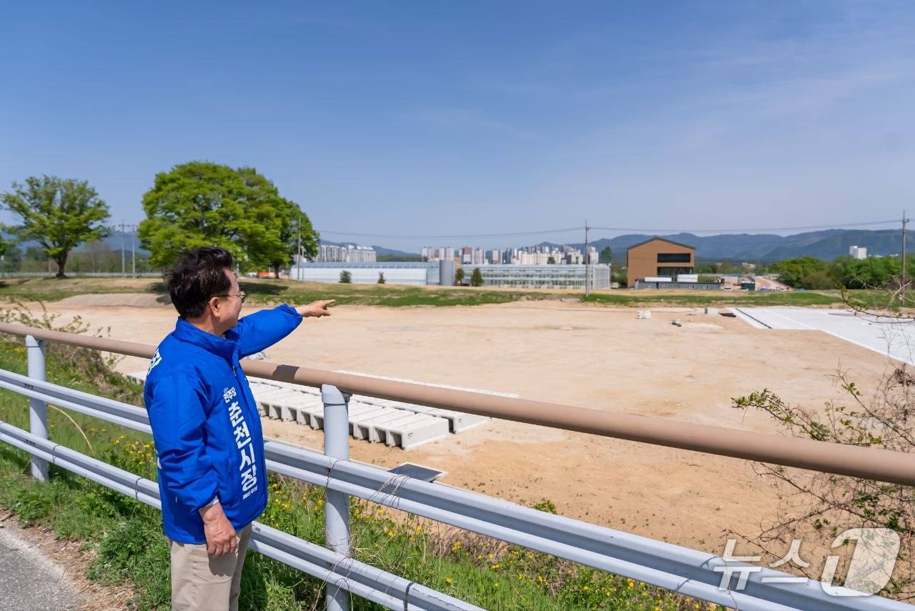 육동한 춘천시장 후보, 정원문화 인프라 시설 준공 현장 점검.(후보 측 제공, 재판매 및 DB금지)