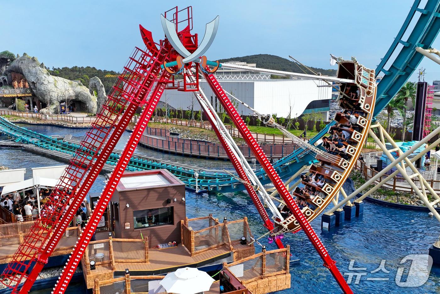 롯데월드 어드벤처 부산 신규 바이킹 어트랙션 '파이러츠스윙십'. (롯데월드 어드벤처 부산 제공. 재판매 및 DB 금지)