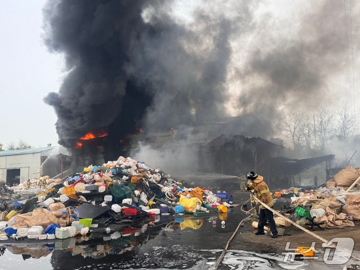 23일 오후 1시 55분께 전북 군산시 내흥동의 한 폐기물 처리 업체에서 불이 났다.(전북소방본부 제공. 재판매 및 DB금지)