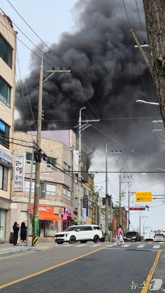 23일 오후 4시 53분께 전북 군산시 지곡동의 한 건물 3층에서 불이 났다.(독자제공. 재판매 및 DB 금지)/뉴스1