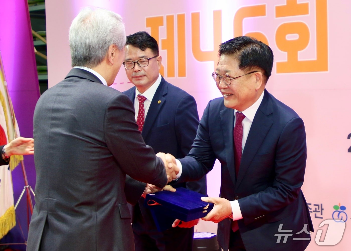 권명호 동서발전 사장이 23일 울산 문수체육관에서 열린 장애인의 날 기념행사에 참석해 장애인복지대상을 수상하고 있다. (동서발전 제공. 재판매 및 DB 금지) /뉴스1