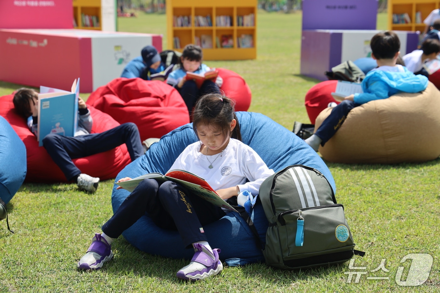 부산시설공단은 오는 29일부터 6월 14일까지 부산시민공원 미로 정원 맞은편 잔디밭 일원에서 '잔디밭 도서관'을 운영한다. (부산시설공단 제공. 재판매 및 DB금지)