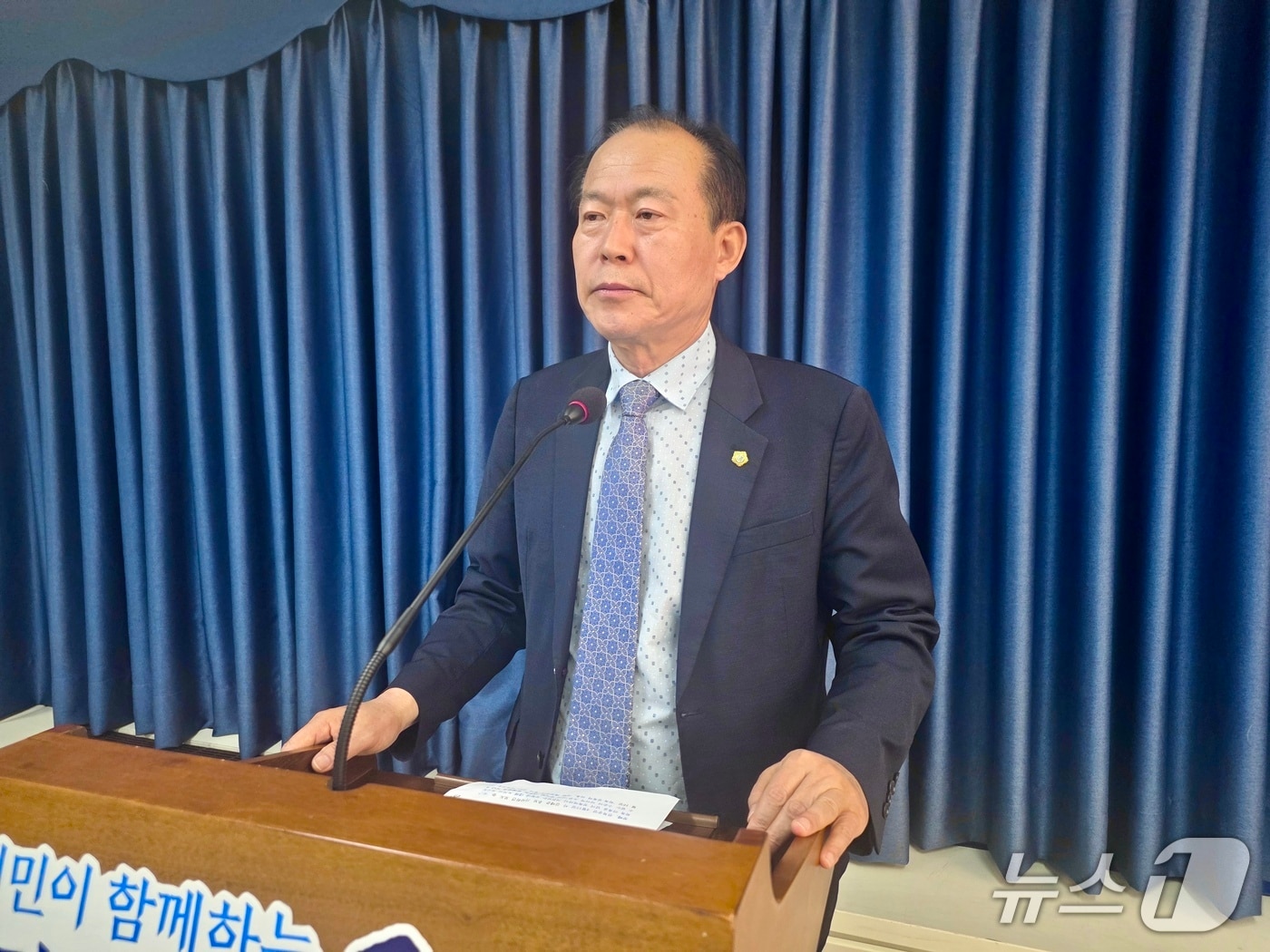 민주당 군산시장 경선에 탈락한 김영일 예비후보가 23일 군산시청 브리핑룸에서 중앙당에 재심을 요구하는 기자회견을 열고 있다.2026.4.23ⓒ 뉴스1 김재수 기자