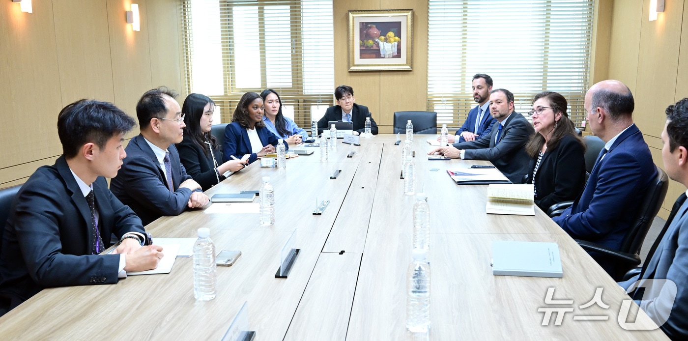 박종한 외교부 경제외교조정관이 23일 서울에서 방한 중인 한미 재계회의 대표단과 면담하고 한미 기업 간 교류 확대 및 경제협력 강화 방안을 논의했다. 2026.04.23. (외교부 제공)